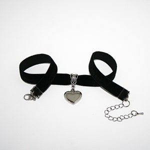 Heart pendant/velvet choker/elastic/black/traditional jewelry/necklace/gift for her/birthday 7 gift for mum image 3