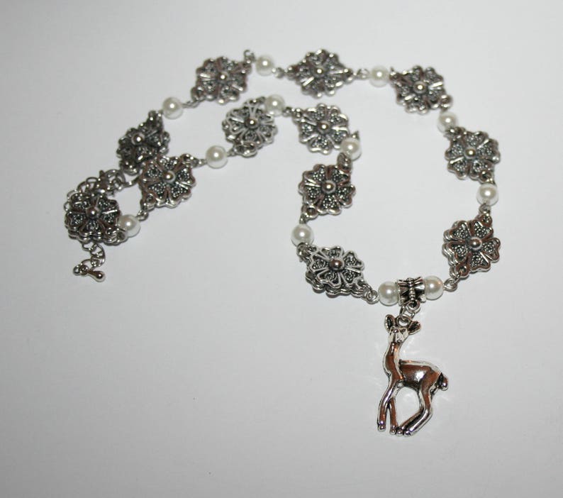 Perlen Halskette weiß mit Rehanhänger Bild 2