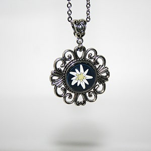 Edelweiss Blume , Kette mit Anhänger , Traditionelle Halskette , Blumenmädchen , Bergfreunde , Alpenblume , Geschenk Bild 5