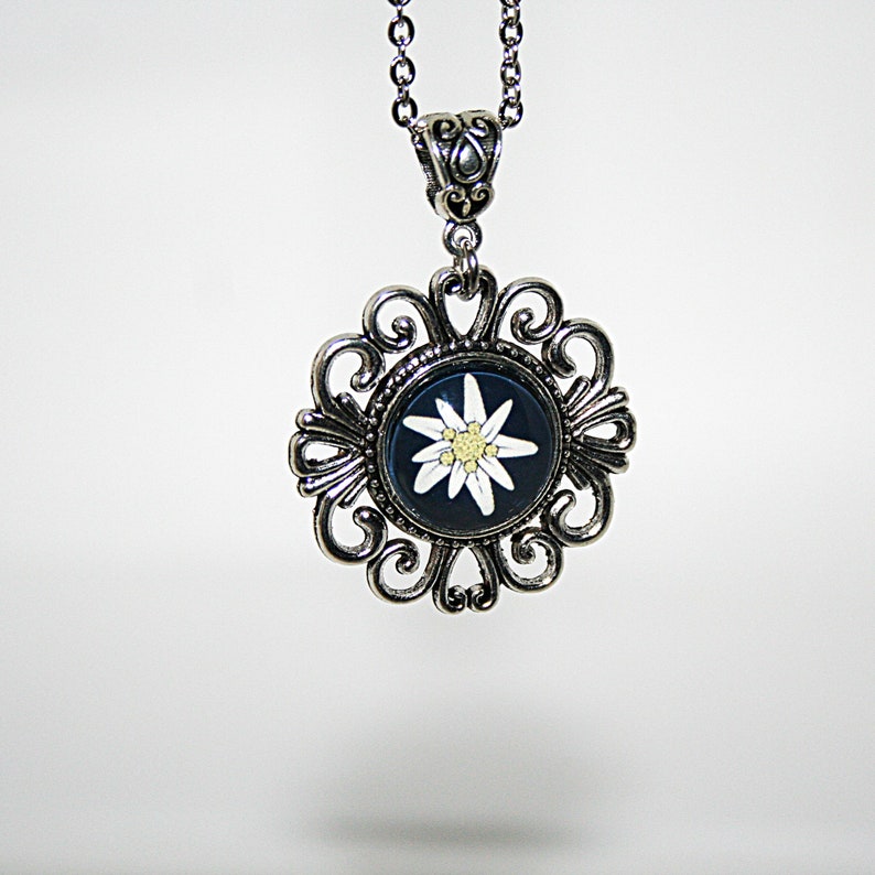 Edelweiss Blume , Kette mit Anhänger , Traditionelle Halskette , Blumenmädchen , Bergfreunde , Alpenblume , Geschenk Bild 10