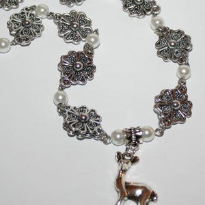 Perlen Halskette weiß mit Rehanhänger Bild 3