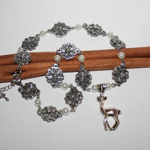 Perlen Halskette weiß mit Rehanhänger Bild 4