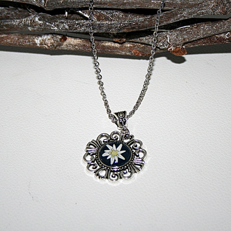 Edelweiss Blume , Kette mit Anhänger , Traditionelle Halskette , Blumenmädchen , Bergfreunde , Alpenblume , Geschenk Bild 6