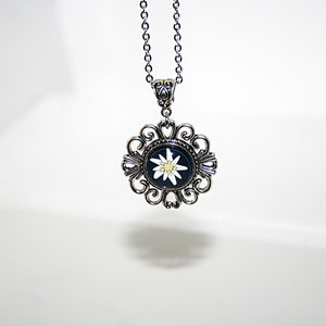 Edelweiss Blume , Kette mit Anhänger , Traditionelle Halskette , Blumenmädchen , Bergfreunde , Alpenblume , Geschenk Bild 7