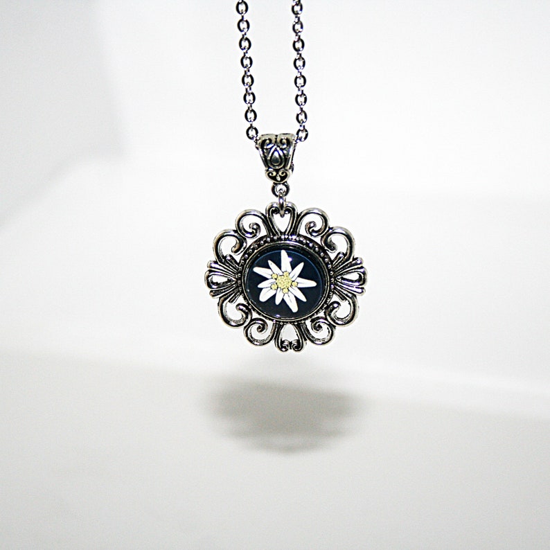 Edelweiss Blume , Kette mit Anhänger , Traditionelle Halskette , Blumenmädchen , Bergfreunde , Alpenblume , Geschenk Bild 7