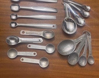 Cucchiai dosatori vintage in metallo, utensili da cucina