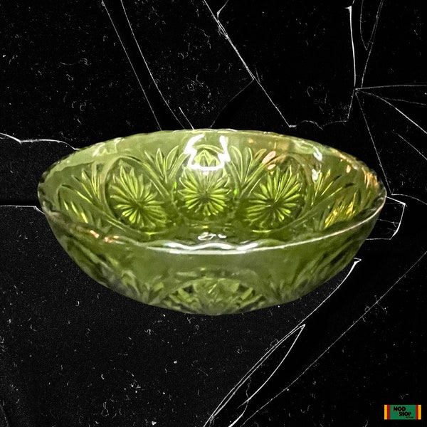 Vintage Anchor Hocking Avocado Green Glass Bowl Forest Star Cameo Medallion 1960s