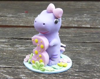 Menina topper de bolo de dinossauro, estatueta de topper de bolo de aniversário, decoração de bolo de dinossauro, presente de aniversário de dinossauro, tema de festa de aniversário de dinossauro