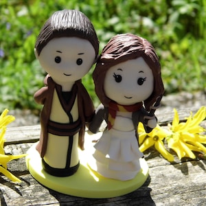 Personalized wedding cake topper figurine, Bride groom cake figurine, Rustic wedding party decor, Personalized wedding gift for couple