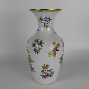 1950&#39;s HEREND Hungary Queen Victoria Flower Butterfly Pattern 9&quot; Basketweave Vase 6953
