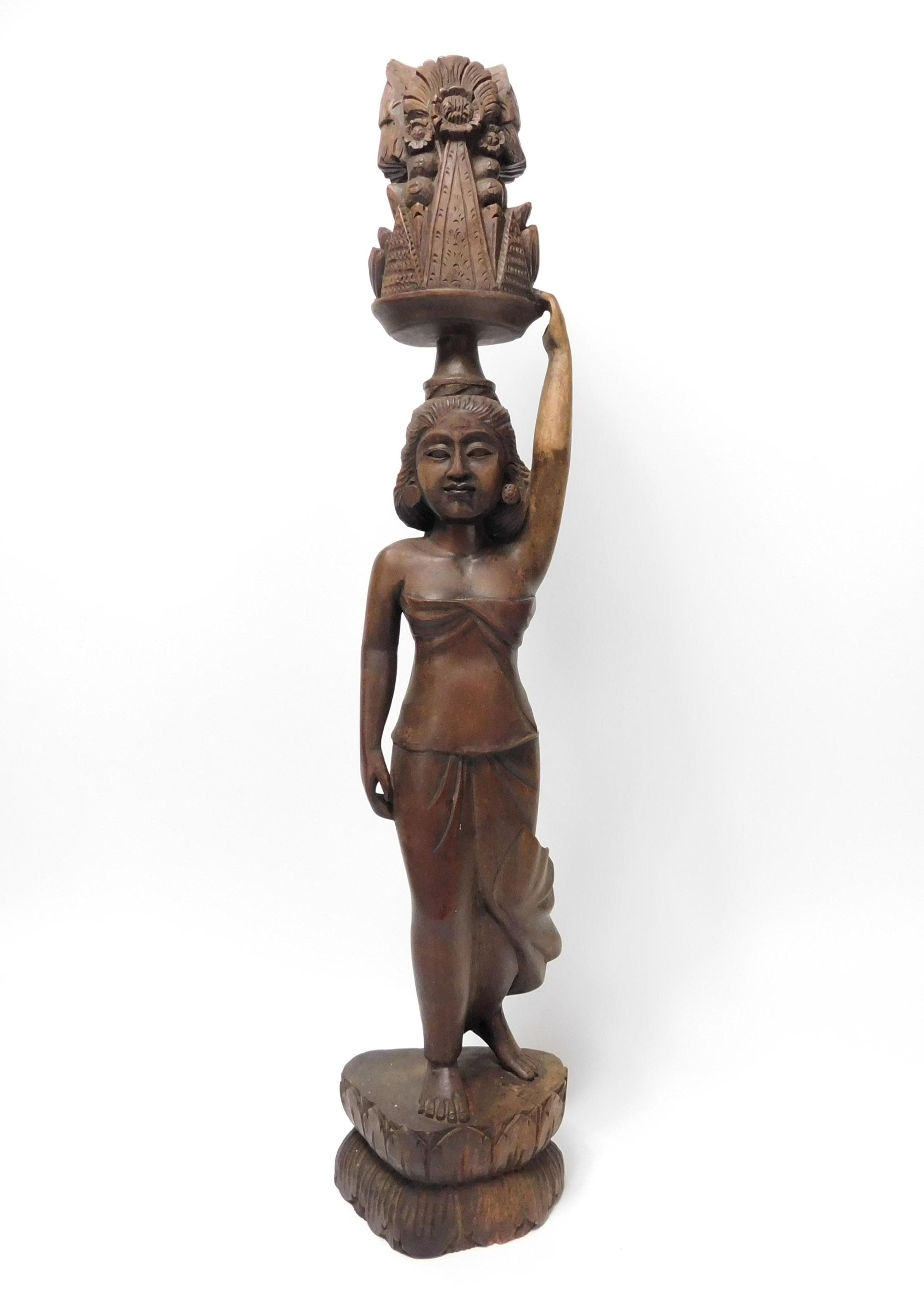 20世紀半ばのバリ島美術における22インチの木彫像「蓮の上に座る美しい