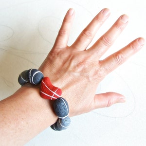 Braccialetto cuore rosso con sassi portafortuna Ciottoli di mare Bijoux artigianale con pietre dipinte Regalo per anniversario Festa mamma immagine 3