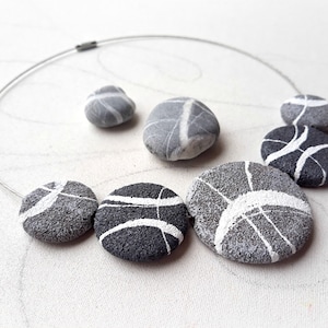 Collana donna design moderno fatta a mano,Girocollo minimal con finti sassi di fiume Gioielli sostenibili in carta di riciclo,Regali per lei
