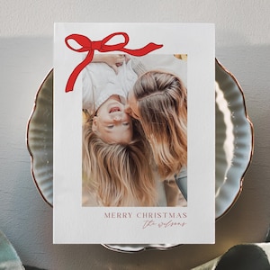 Sjabloon voor familiefoto met rode strik, kerstkaart, lint