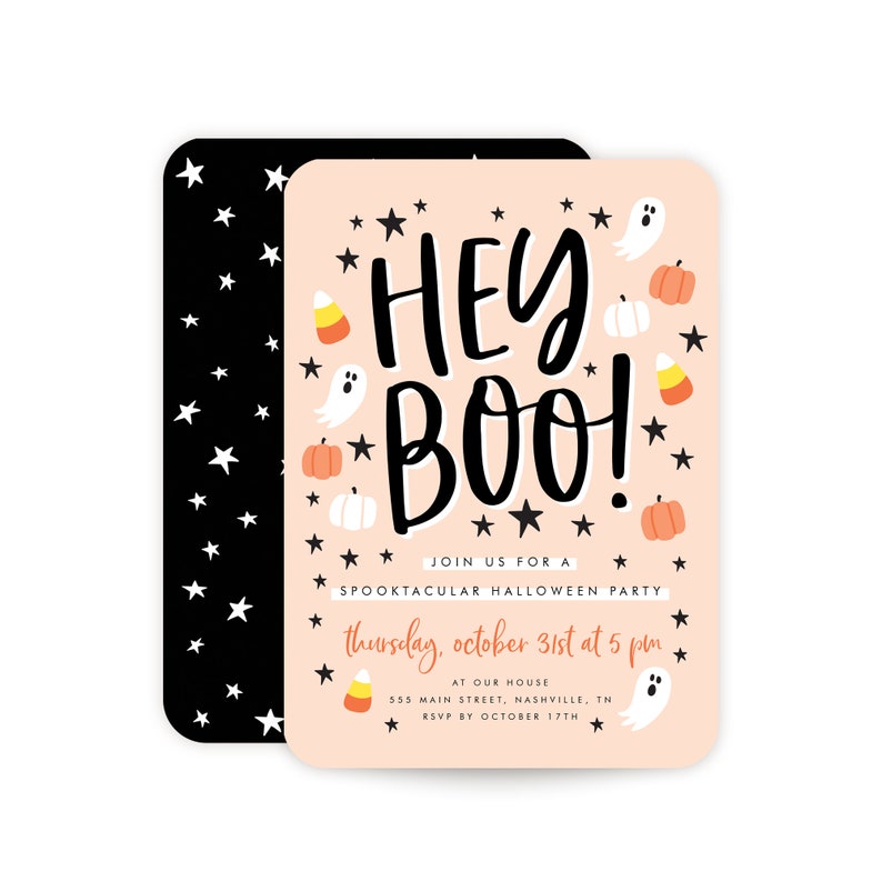 Op de afbeelding: Een roze en zwarte Halloween-partij uitnodiging met de tekst "Hey Boo!" in zwarte letters. De uitnodiging bevat een spook, pompoenen, snoepmais en sterren. De tekst op de uitnodiging luidt: "Doe mee met een Spooktacular Halloween Party op donderdag 31 oktober om 17:00 uur. Bij ons thuis 555 Main Street, Nashville, TN RSVP v&oacute;&oacute;r 17 oktober."