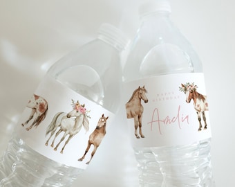 Op de afbeelding: Waterfleslabels met een paardenmotief. De labels tonen aquarel illustraties van paarden met bloemenkransen en de tekst "Happy Birthday Amelia".