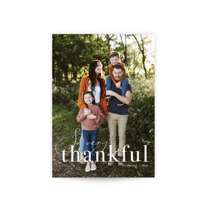 Puede incluir: Retrato familiar con las palabras "so very thankful" en escritura blanca. La imagen muestra a una familia de cuatro posando al aire libre, con los padres y dos hijos. La familia viste ropa informal. El a&ntilde;o 2020 est&aacute; impreso en la parte inferior.