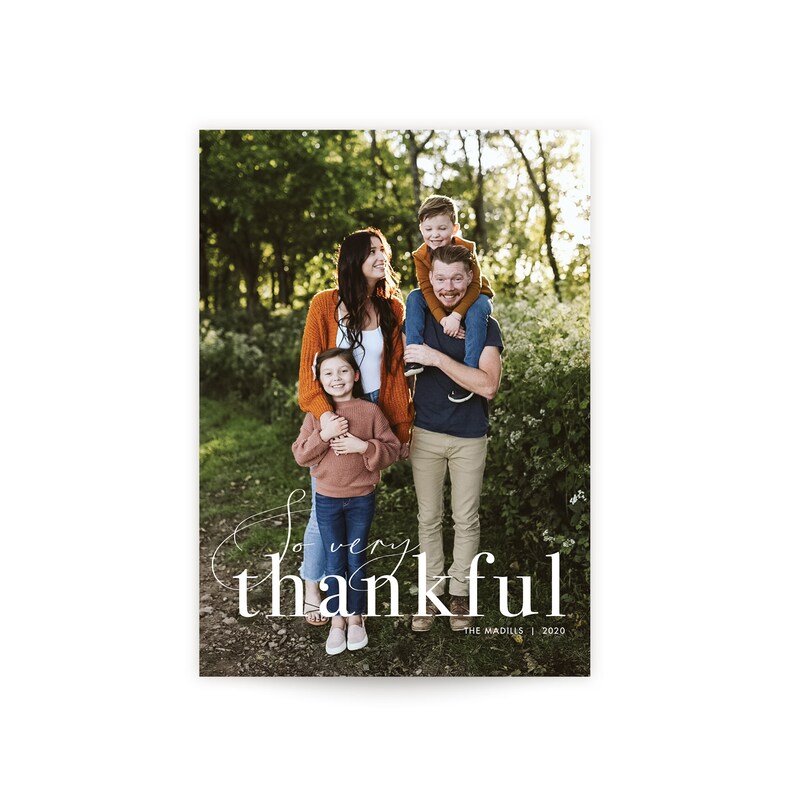Puede incluir: Retrato familiar con las palabras "so very thankful" en escritura blanca. La imagen muestra a una familia de cuatro posando al aire libre, con los padres y dos hijos. La familia viste ropa informal. El a&ntilde;o 2020 est&aacute; impreso en la parte inferior.