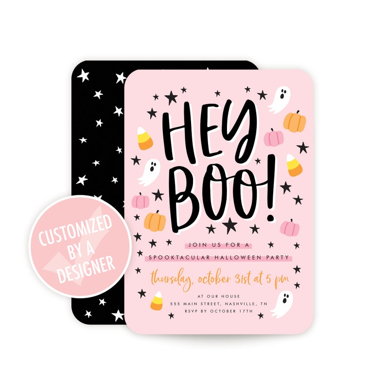 Op de afbeelding: Roze Halloween-uitnodiging met de tekst "Hey Boo!" in zwart. De uitnodiging heeft een zwart-witte sterrenpatroonachtergrond en bevat een spook, pompoenen en ma&iuml;s.