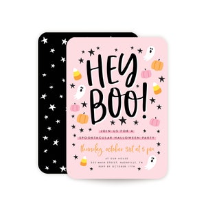 Op de afbeelding: Roze Halloween-uitnodiging met zwarte tekst die "Hey Boo!" zegt en sterren, geesten, pompoenen en ma&iuml;s snoepjes. De tekst zegt ook "Doe mee met ons voor een Spooktacular Halloween Party" en bevat de datum, tijd en locatie van het feest.