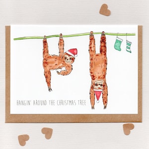 HANGEN ROND DE KERSTBOOM. wenskaart. luiaards. kerstvakantie. leuke grappige miniprint. milieuvriendelijk. Australië: