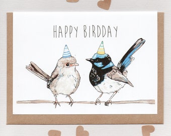 Peut inclure: Une carte de vœux avec le texte "Happy Birddday" et une illustration aquarelle de deux oiseaux portant des chapeaux de fête. Les oiseaux sont perchés sur une branche.