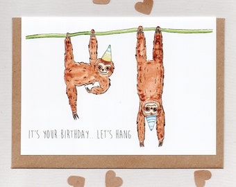 Puede incluir: Una tarjeta de cumpleaños con una ilustración de acuarela de dos perezosos colgados de una rama. Un perezoso lleva un gorro de fiesta y el texto dice "Es tu cumpleaños. Vamos a colgar."