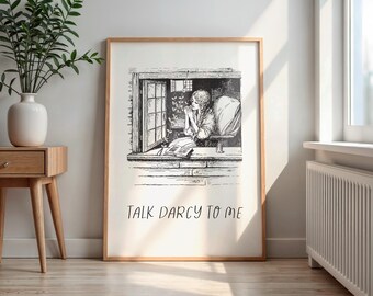 Könnte beinhalten: Ein gerahmter Schwarz-Weiß-Druck mit einer Frau am Fenster und dem Text "TALK DARCY TO ME". Das Kunstwerk befindet sich in einem hellen Holzrahmen und wird auf einem Holzboden ausgestellt.