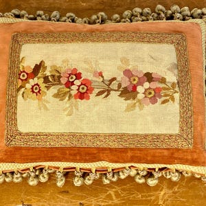 Antyczna poduszka Aubusson ręcznie wykonana - gobelin kwiatowy (pokrycie) Gobelin Aubusson z XIX wieku