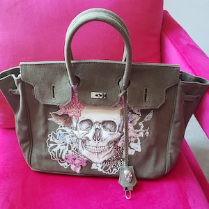 Bolso tipo cartera con calavera