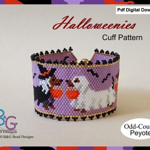 K&ouml;nnte beinhalten: Ein Perlenarmband-Muster mit einem violetten Hintergrund und drei Halloween-Motiven: einer schwarzen Katze, einem Geist und einer Hexe. Das Muster hei&szlig;t "Halloweenies Cuff Pattern" und wird mit ungeradem Peyote-Stich gearbeitet. Der Text "Pdf Digital Download" befindet sich oben im Bild.