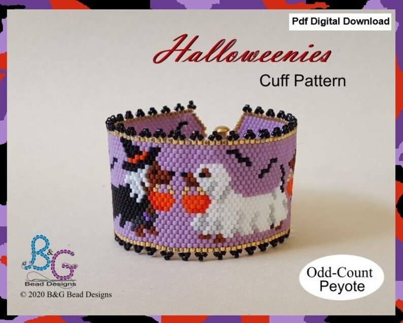K&ouml;nnte beinhalten: Ein Perlenarmband-Muster mit einem violetten Hintergrund und drei Halloween-Motiven: einer schwarzen Katze, einem Geist und einer Hexe. Das Muster hei&szlig;t "Halloweenies Cuff Pattern" und wird mit ungeradem Peyote-Stich gearbeitet. Der Text "Pdf Digital Download" befindet sich oben im Bild.