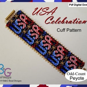 Puede incluir: Un patrón de brazalete de cuentas con los colores de la bandera estadounidense, rojo, blanco y azul, con cuentas doradas. El patrón se llama "USA Celebration Cuff Pattern" y es un punto de peyote de conteo impar.
