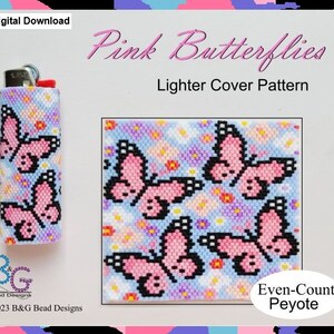 Puede incluir: Un patrón de cubierta de encendedor con cuentas que presenta mariposas rosas sobre un fondo azul claro con flores blancas y moradas. El patrón se llama "Pink Butterflies" y se describe como "Even-Count Peyote".