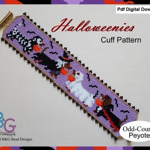 K&ouml;nnte beinhalten: Ein Perlenarmband-Muster mit einem violetten Hintergrund und vier Halloween-Dackeln, die K&uuml;rbisse halten. Das Muster hei&szlig;t "Halloweenies Cuff Pattern" und ist ein ungeradzahliger Peyote-Stich.