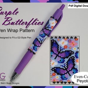Op de afbeelding: Paars en blauw kralen penwikkelpatroon met vlinders en bloemen. Het patroon is ontworpen om te passen op een G2-stijl pen. Het patroon heet "Purple Butterflies Pen Wrap Pattern" en is gemaakt met even-count peyote steek.