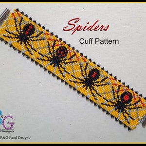 Może przedstawiać: Bransoletka z koralików z czarno-żółtym wzorem pająka. Bransoletka ma srebrne zapięcia, a tekst "Spiders Cuff Pattern" jest nadrukowany na białym tle.