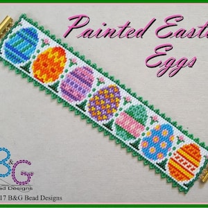 Könnte beinhalten: Ein Perlenarmband mit bunten, pixeligen Osterei-Designs. Die Eier sind in verschiedenen Farben, darunter Blau, Orange, Lila und Gelb, vor einem weißen Hintergrund mit einem grünen Rand. Der Text "Painted Easter Eggs" ist sichtbar.