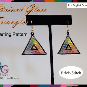 Może przedstawiać: Para kolorowych trójkątnych kolczyków wykonanych z koralików. Kolczyki wiszą na czarnym stojaku. Kolczyki są wykonane techniką ceglaną. Obraz zawiera tekst "Stained Glass Triangles Earring Pattern" i "Brick-Stitch".
