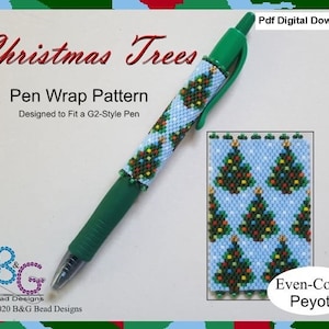 Könnte beinhalten: Ein PDF-Digital-Download-Muster für eine Weihnachtsbaum-Stiftummantelung, hergestellt mit gerader Peyote-Stich. Das Muster ist für einen G2-Stift konzipiert. Das Bild zeigt einen grünen Stift mit einem perlenbesetzten Weihnachtsbaumdesign und eine Nahaufnahme des Perlmusters.