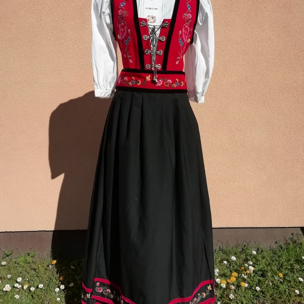 Robe folklorique norvégienne originale faite main, Bunad avec numéro de série