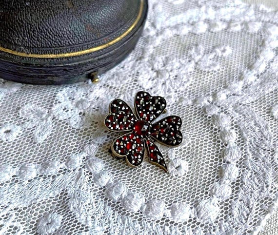 Splendid antique Victorian Old World Bohemian Revival Gold Filled Pinchbeck genuine Rose Cut Garnet beautiful Lucky Four Leaf Clover Brooch