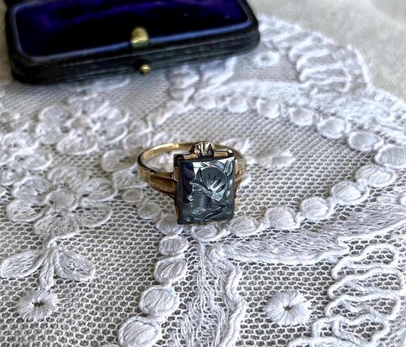 Vintage Art Deco solid 10k Yellow Gold Roman Soldier Hematite Intaglio stone accented hallmarked size 7.5 Statement Ring