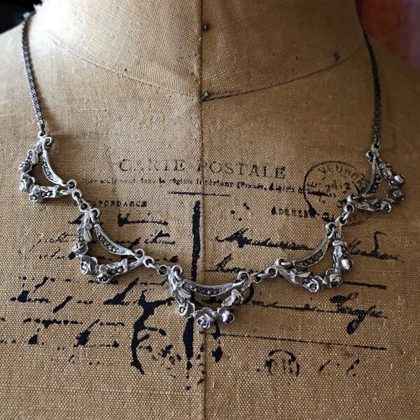 Brillant vintage 1930er Jahre Art Deco Sterling Silber Rhodiniert facettiert Marcasite Kristall feminin gestempelt Halskette