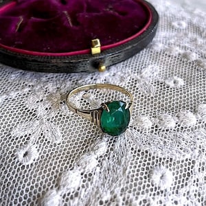 Elegant vintage Estate 9K Yellow Gold Brilliant faceted Emerald Green Glass Paste Stone accented lovely hallmarked size 7.50 Cocktail Ring