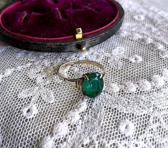Elegant vintage Estate 9K Yellow Gold Brilliant faceted Emerald Green Glass Paste Stone accented lovely hallmarked size 7.50 Cocktail Ring