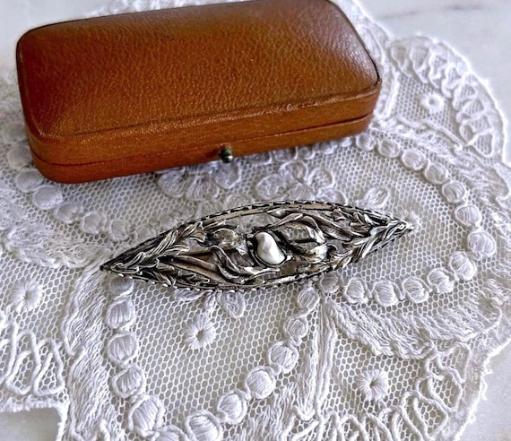 Vintage Art Nouveau Sterling Silver Brooch: Dog Tooth Pearl Lapel Pin