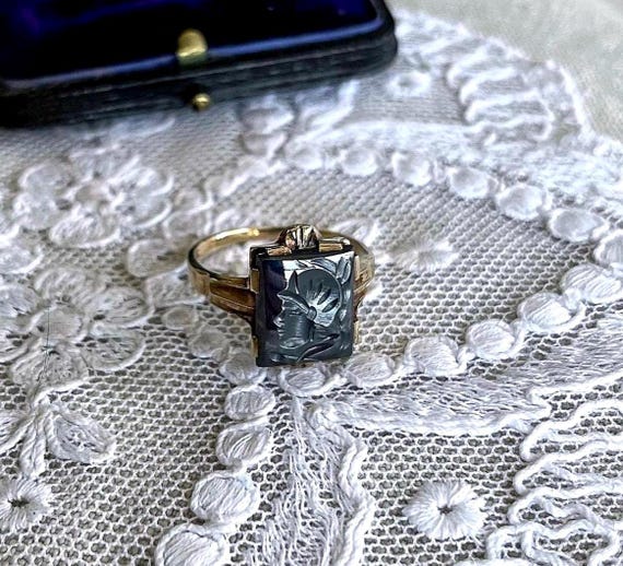 Vintage Art Deco solid 10k Yellow Gold Roman Soldier Hematite Intaglio stone accented hallmarked size 7.5 Statement Ring