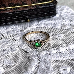Charming vintage Irish 10K Yellow Gold brilliant faceted Synthetic Emerald accented lovely size 6.25 hallmarked Solitaire Ring