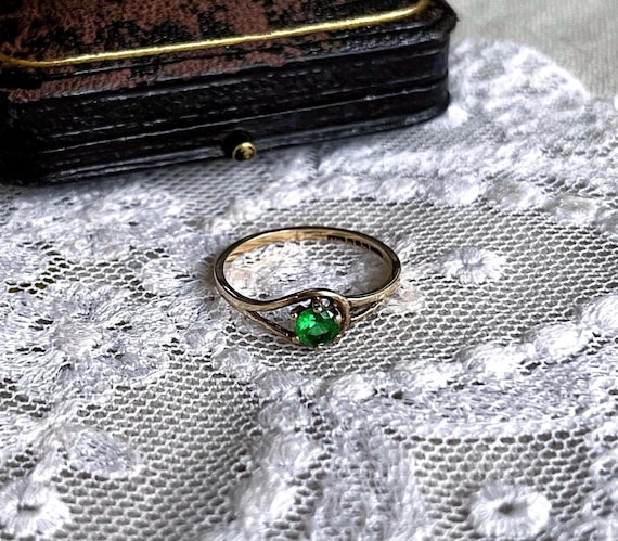 Charming vintage Irish 10K Yellow Gold brilliant faceted Synthetic Emerald accented lovely size 6.25 hallmarked Solitaire Ring